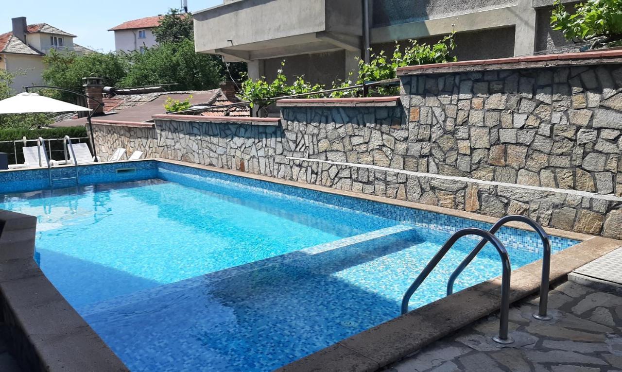 Family Hotel Favourite ابزور المظهر الخارجي الصورة