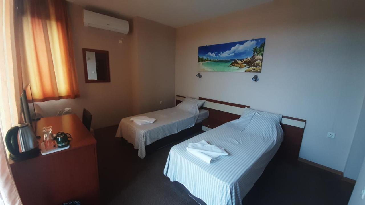 Family Hotel Favourite ابزور المظهر الخارجي الصورة