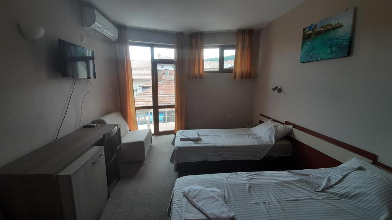 Family Hotel Favourite ابزور المظهر الخارجي الصورة
